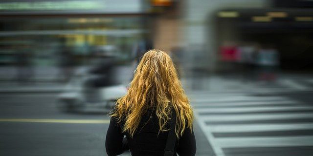 Kierowca będzie musiał ustąpić pieszemu “wkraczającemu”. Jest projekt zmian w przepisach