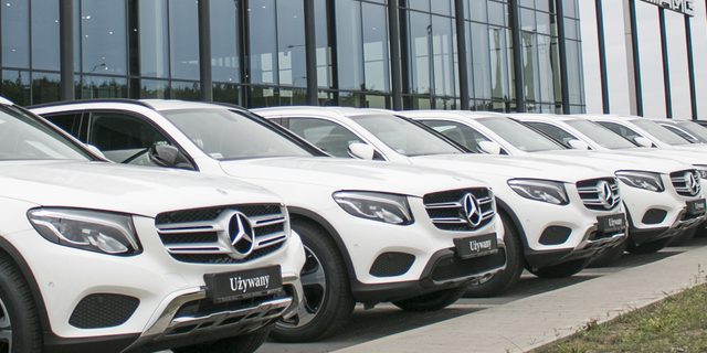 Salony samochodowe, komisy, serwisy oraz fabryki motoryzacyjne mogą pracować normalnie