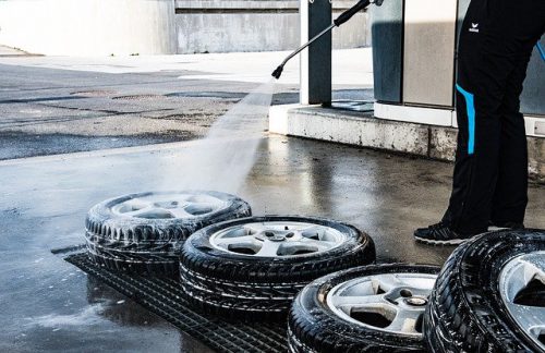 Wymiana opon, mycie samochodu – czy są obecnie dozwolone?