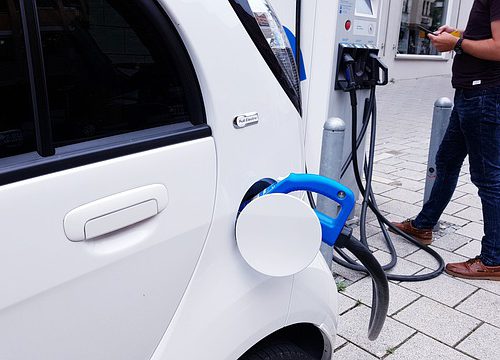 Obowiązek uzyskania zaświadczeń blokuje elektromobilność? Branża interweniuje i apeluje o zmianę prawa