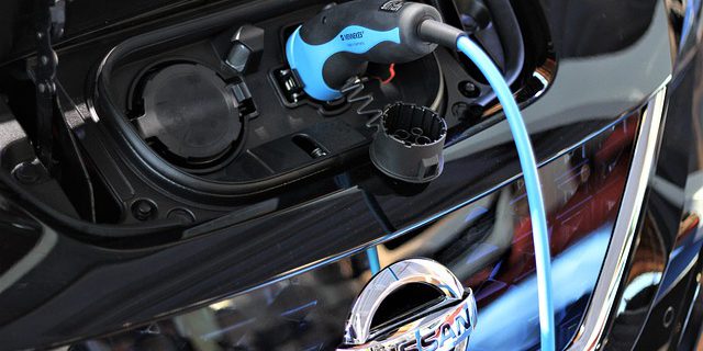 Ładowanie pojazdów energią elektryczną na tle podatku VAT –  dostawa towaru czy świadczenie usługi?