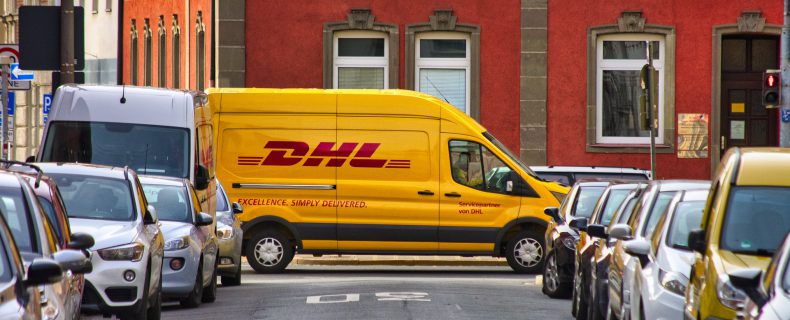 Rejestracja pojazdu przez dealera – czy dokumenty i tablice rejestracyjne może doręczyć kurier?